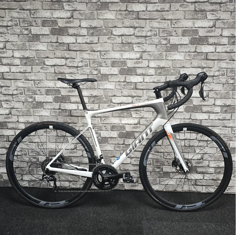 GIANT DEFY ADVANCED PRO 3 DISC CARBON ROAD BIKE - M/L 56CM FRAME