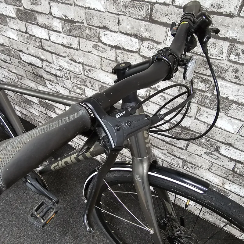 2023 GIANT ESCAPE 1 HYBRID BIKE - MEDIUM 19 INCH FRAME-1