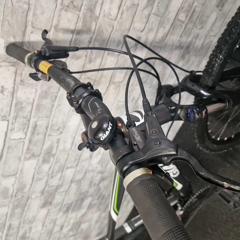 GIANT ROAM DISC HYBRID BIKE - MEDIUM FRAME-1