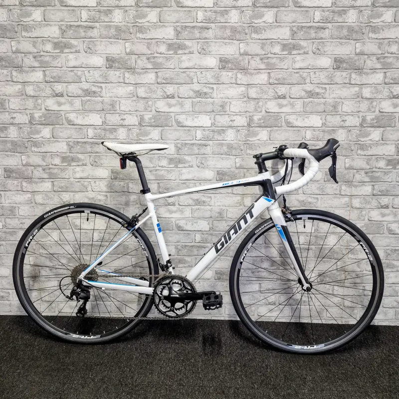 GIANT DEFY 1 ROAD BIKE - MEDIUM FRAME