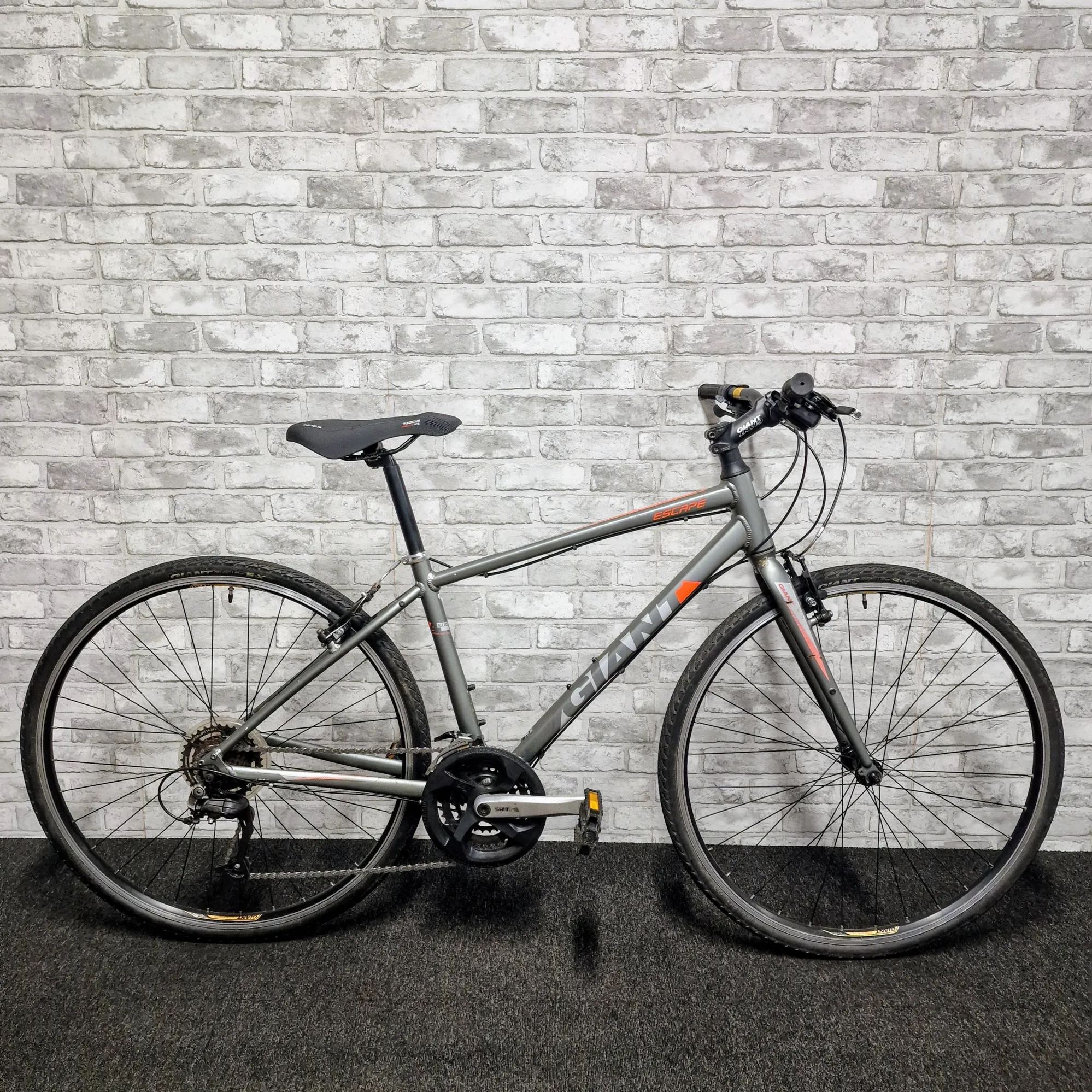 GIANT ESCAPE 3 HYBRID BIKE - SMALL 17 INCH FRAME GIANT ESCAPE 3 HYBRID BIKE - SMALL 17 INCH FRAME